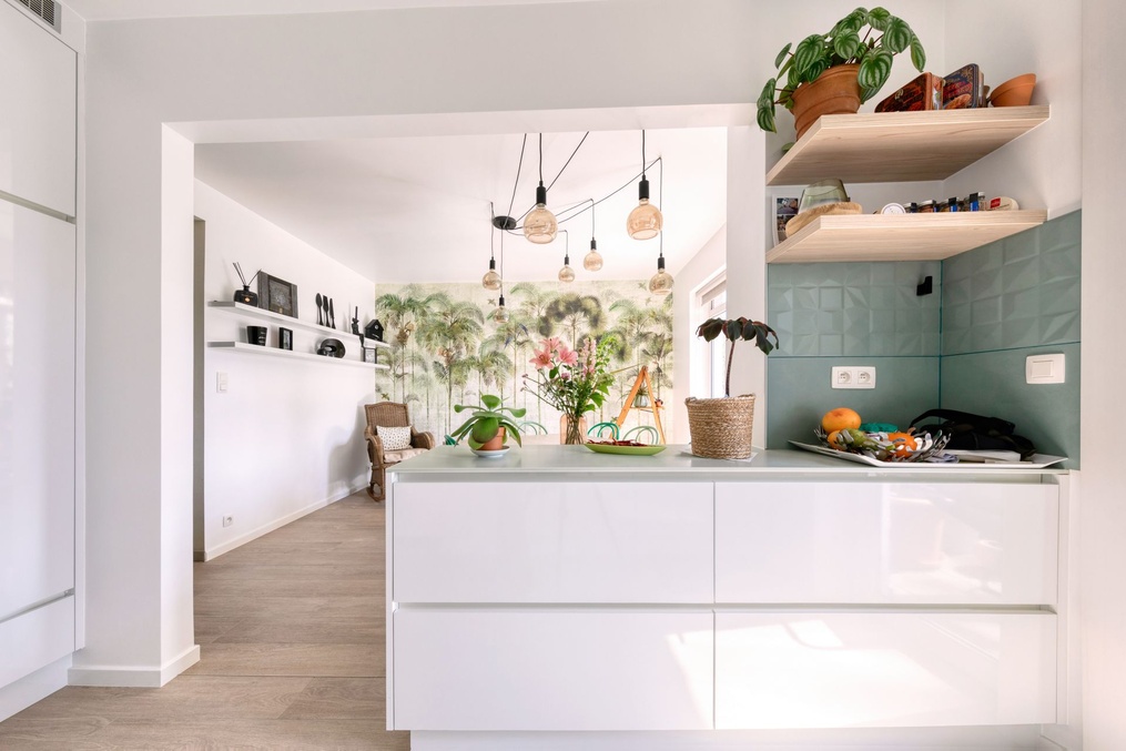Cuisine blanche en longueur avec étagères et crédence vert d'eau — Modifications d'une cuisine et rénovation d'une salle-de-douche