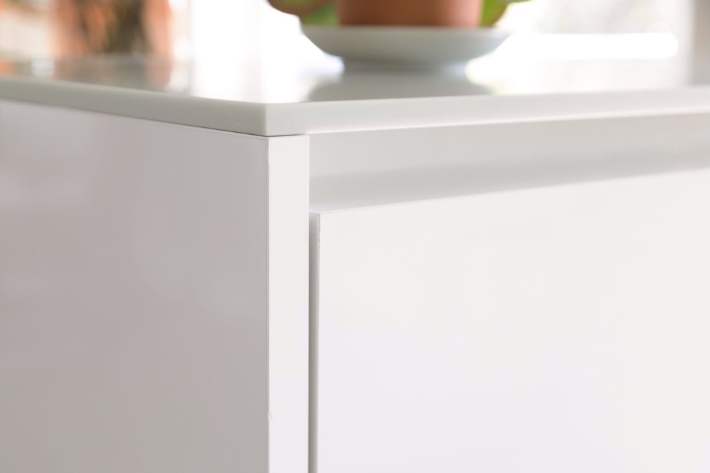 Détail du plan de travail blanc et du meuble bas laqué — Modifications d'une cuisine et rénovation d'une salle-de-douche