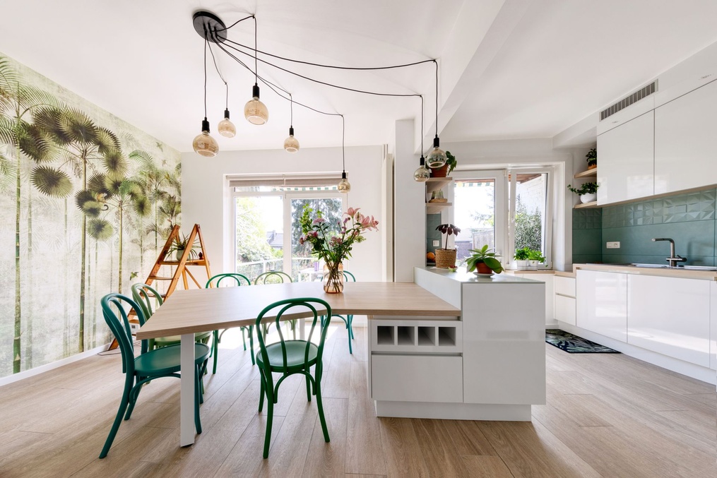 Cuisine ouverte sur la salle à manger, crédence vert d'eau et îlot — Modifications d'une cuisine et rénovation d'une salle-de-douche