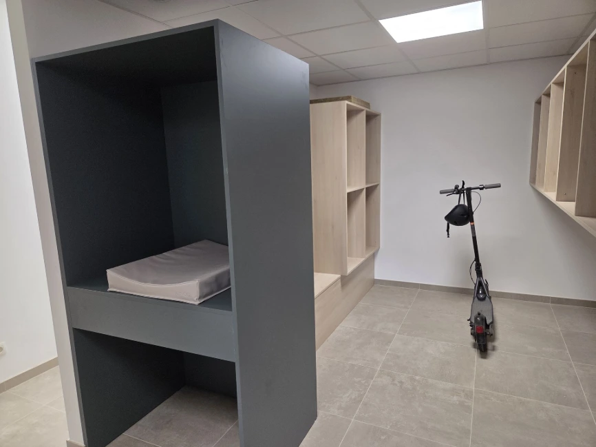Vestiaire avec casiers gris et banc bas — Crèche « Les bulles d'O »