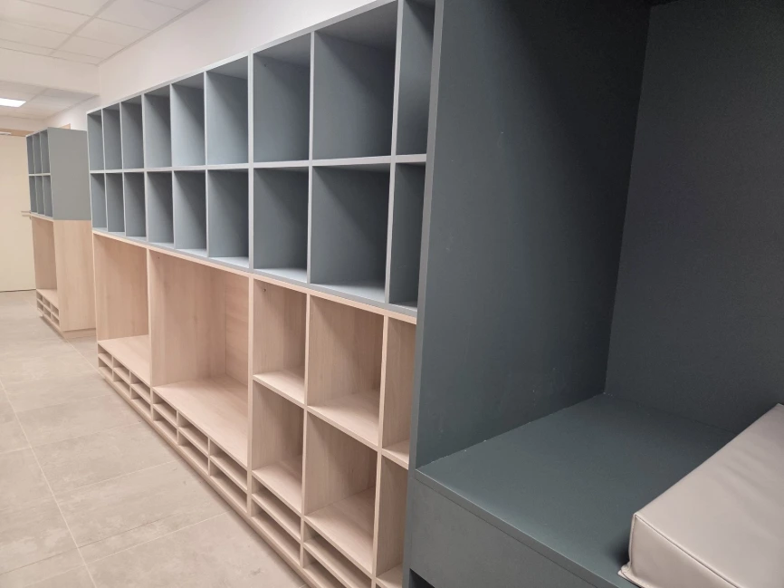 Vestiaire : casiers en bois et banc intégré toute longueur — Crèche « Les bulles d'O »