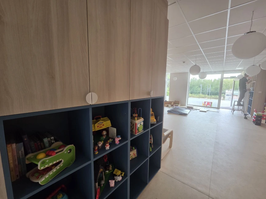 Meuble de rangement à casiers avec placards hauts en bois clair — Crèche « Les bulles d'O »