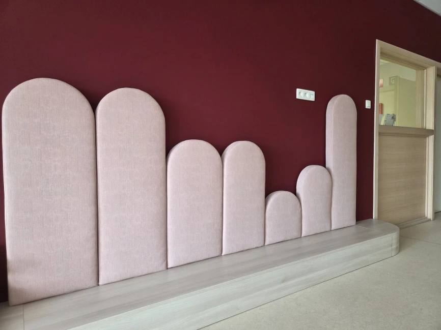 Mur capitonné en arches roses le long du couloir — Crèche « Les bulles d'O »