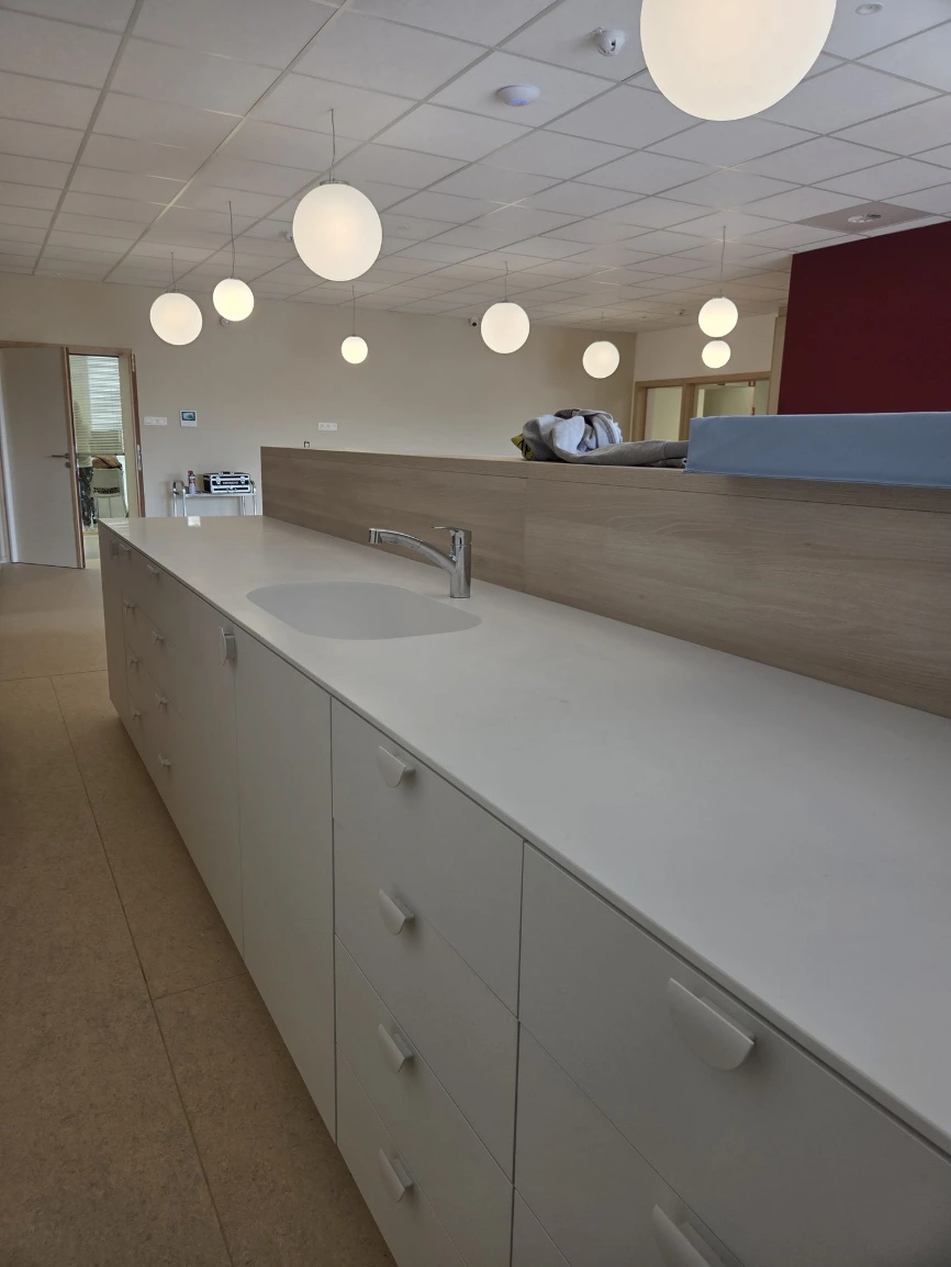 Plan à langer sur mesure avec rangements bas et éclairage — Crèche « Les bulles d'O »